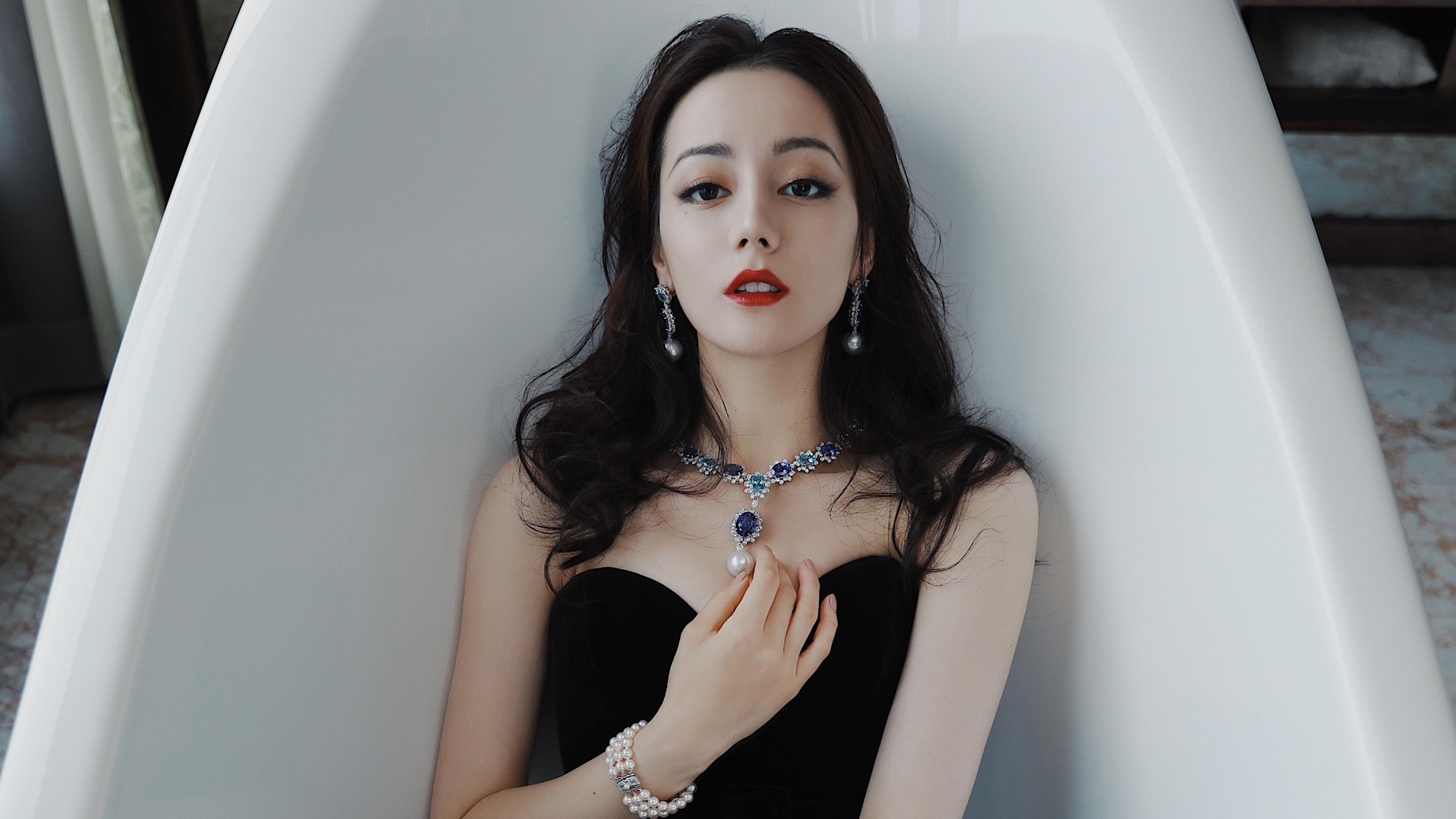 中国女篮比赛中展现坚强意志,中国女篮真棒